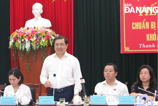 Chủ tịch UBND thành phố Huỳnh Đức Thơ (thứ hai, từ trái) trao đổi với cử tri quận Thanh Khê.            Ảnh: SƠN TRUNG