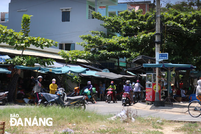 Lối vào chợ Nại Hiên Đông (quận Sơn Trà) luôn trong tình trạng giao thông lộn xộn do vỉa hè bị các tiểu thương lấn chiếm làm nơi buôn bán, kinh doanh. 