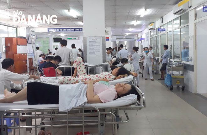 Nắng nóng khiến nhiều bệnh nhân bị sốc nhiệt, mất nước phải cấp cứu tại Bệnh viện Đà Nẵng.  		                  Ảnh: THU THẢO