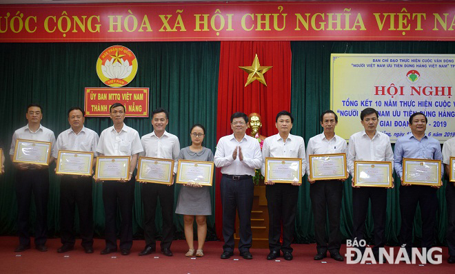 Phó Bí thư Thường trực Thành ủy Võ Công Trí trao tặng bằng khen của UBND thành phố cho các tập thể, cá nhân đạt thành tích xuất sắc trong việc tham gia cuộc vận động.