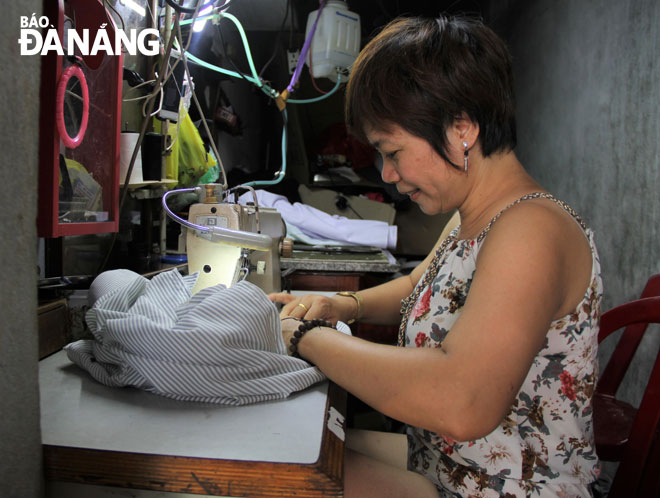 Chị Nguyễn Thị Hiên tham gia nhóm liên kết may và có nguồn thu nhập ổn định. Ảnh: LAM PHƯƠNG