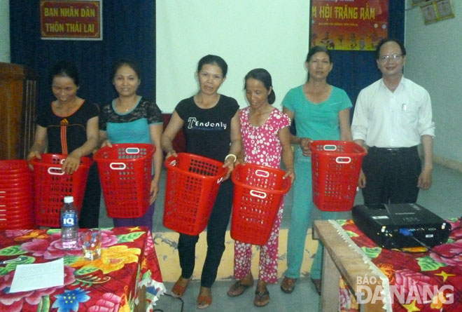 Hội Liên hiệp Phụ nữ huyện Hòa Vang tặng giỏ nhựa sinh thái cho người dân thôn Thái Lai nhằm hạn chế việc sử dụng túi ni-lông.