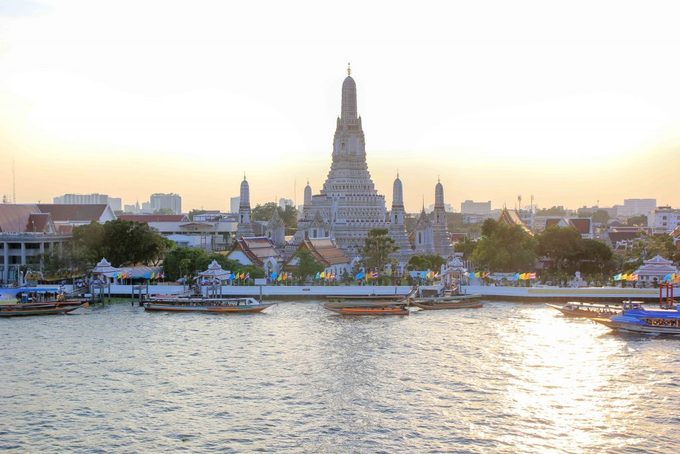 Khi đi thuyền ngắm cảnh Bangkok, du khách có thể thấy Wat Arun đứng uy nghi ven bờ sông Chao Phraya. Hình ảnh ngôi chùa này còn mang tính biểu tượng với người Thái khi được in trên đồng 10 baht. Ảnh: Places of Juma.