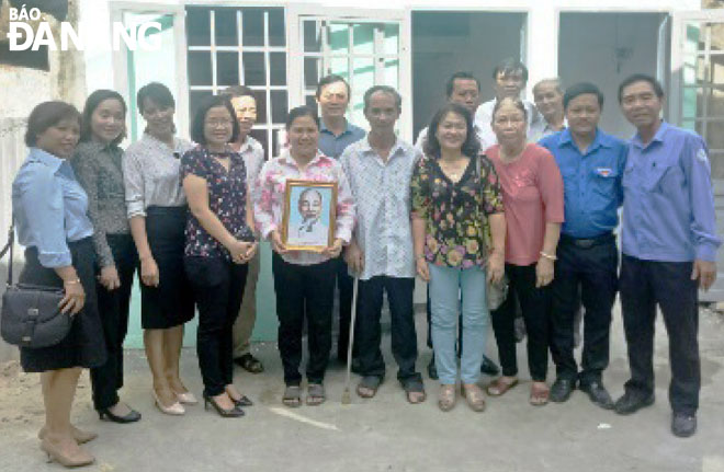 Hội Liên hiệp Phụ nữ phường Hòa Minh (quận Liên Chiểu) bàn giao nhà tình nghĩa, tặng ảnh Bác Hồ cho hội viên.