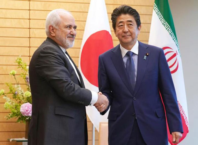 Thủ tướng Nhật Bản Shinzo Abe (phải) gặp gỡ Ngoại trưởng Iran Javad Zarif tại Tokyo vào tháng 5-2019. 		Ảnh: EPA