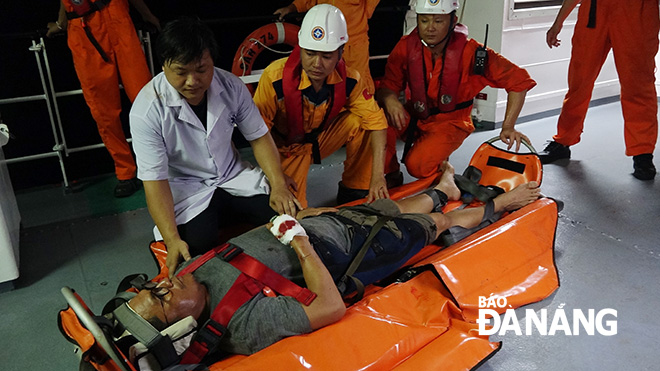 A local doctor giving medical examinations for the foreign victim before bringing him back to the mainland for further treatment