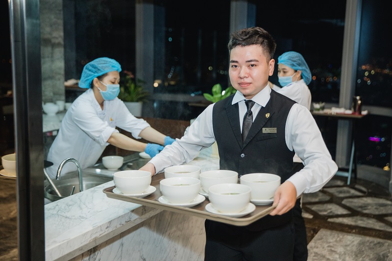 Phở Thìn được chế biến ngay tại khách sạn cao nhất Đông Nam Á để phục vụ khách.