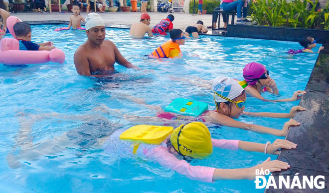 Nhiều phụ huynh cho con đến học bơi tại các trung tâm dạy bơi tư nhân. TRONG ẢNH: Học sinh học bơi tại trung tâm dạy bơi Cá Heo Đà Nẵng.