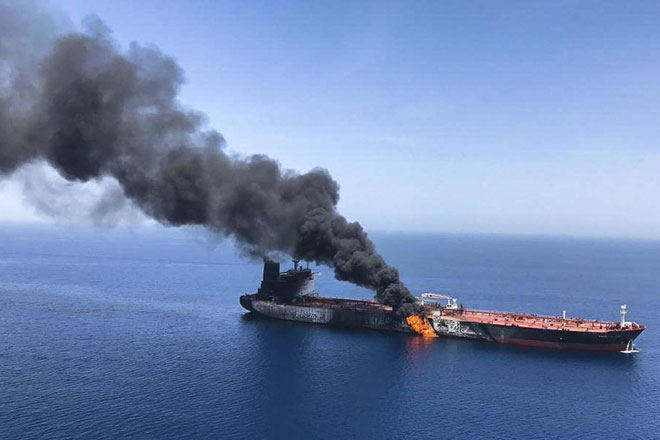Một tàu chở dầu bốc cháy trên vịnh Oman.Ảnh: AP