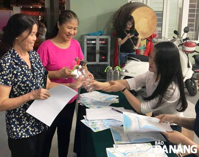 Hội LHPN phường Tân Chính, quận Thanh Khê tặng chai thủy tinh cho hội viên phụ nữ tại địa phương. Ảnh: T.Y