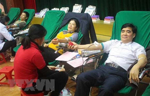 Người dân tham gia hiến máu tình nguyện. (Ảnh: Chu Hiệu/TTXVN)