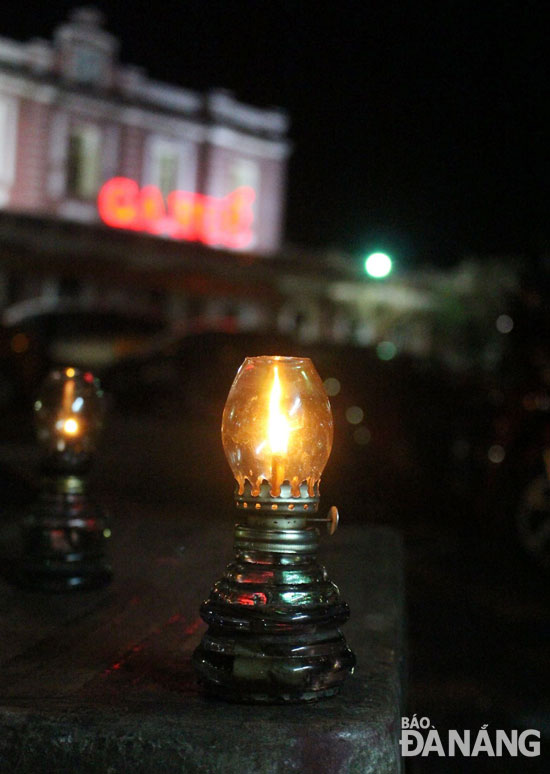 Chiếc đèn dầu trên sân ga Huế . Ảnh: P.V.Y