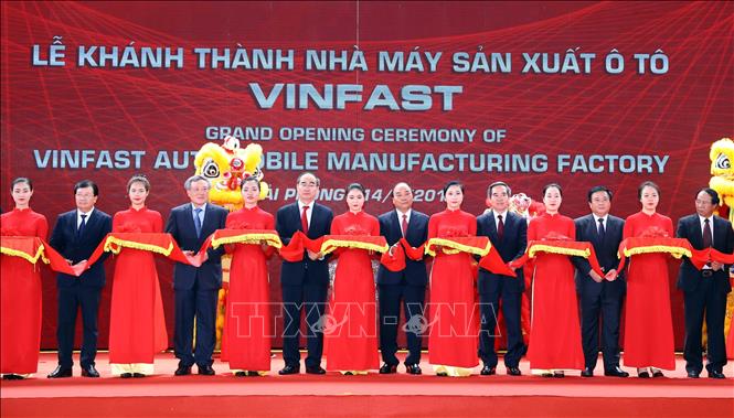 Thủ tướng Nguyễn Xuân Phúc và các đại biểu cắt băng khánh thành. Ảnh: Thống Nhất/TTXVN