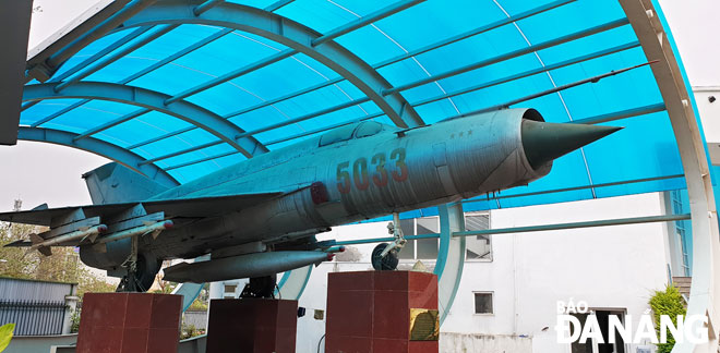 Máy bay MIG - 21 (số hiệu 5033) của Bộ đội không quân Việt Nam chiến đấu bảo vệ Hà Nội, bắn rơi 3 máy bay F4 của Mỹ năm 1972. 