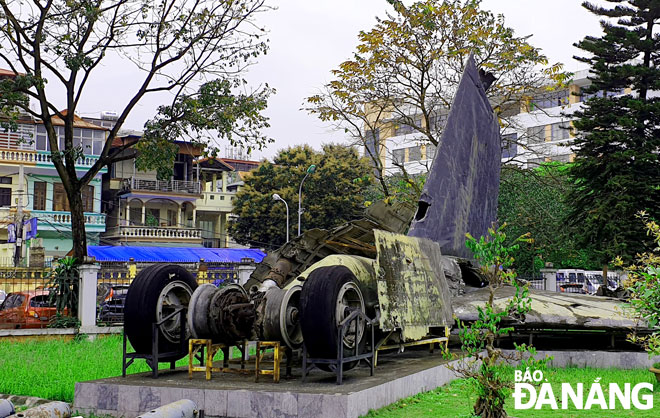 Xác máy bay B52 đã bị quân và dân Thủ đô bắn rơi trong cuộc tập kích đường không chiến lược của Mỹ vào miền Bắc Việt Nam tháng 12-1972.