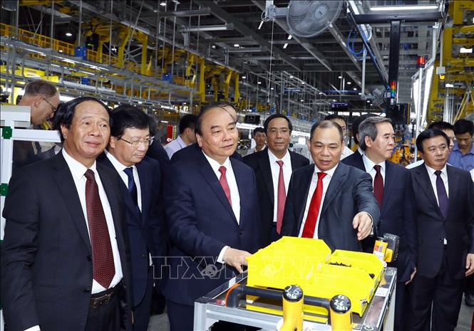 Thủ tướng Nguyễn Xuân Phúc và các đại biểu thăm xưởng lắp ráp Nhà máy sản xuất ô tôVinfast. Ảnh: Thống Nhất/TTXVN