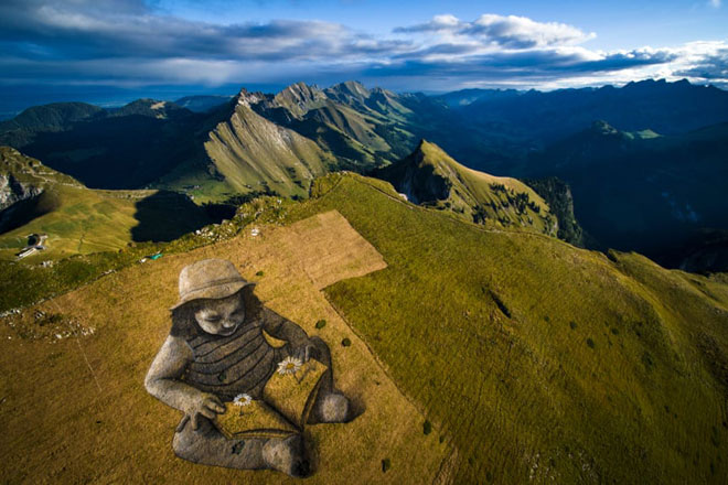 Câu chuyện về tương lai - Tranh của Saype trên một ngọn đồi phía ở Montreux, Thụy Sĩ, năm 2017
