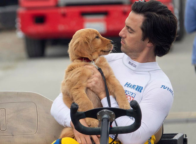 Một cảnh thân mật giữa chú chó Enzo và ông chủ Denny. Ảnh: Collider