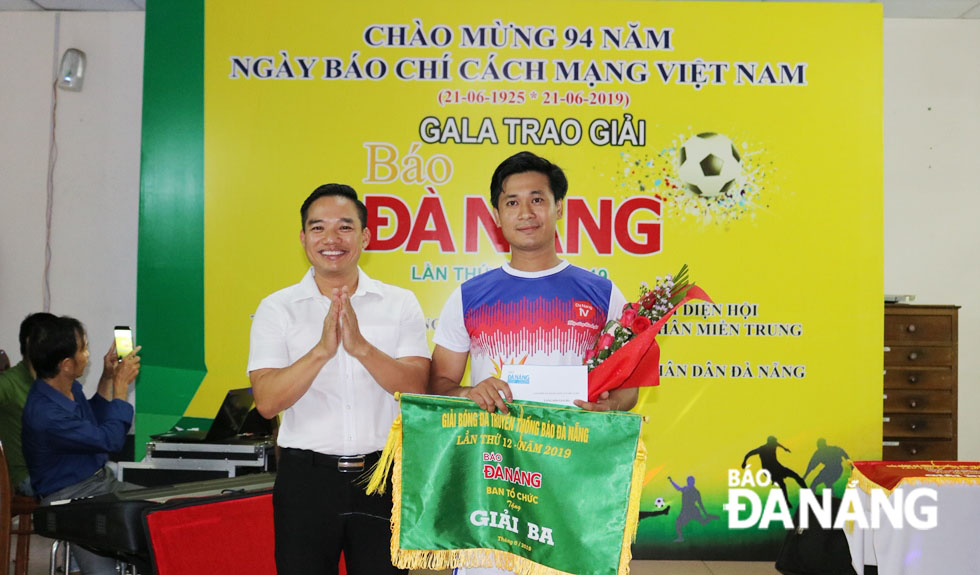 Ban Tổ chức trao giải nhì cho đội Nhà in Báo Nhân Dân tại Đà Nẵng.