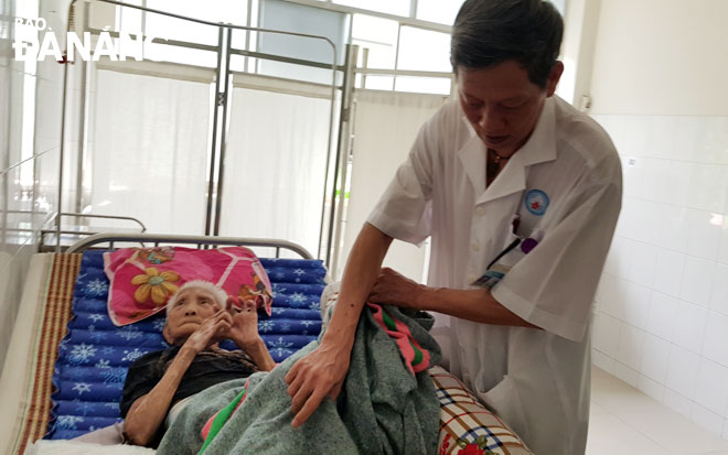 Các nhân viên y tế tại Bệnh viện Da liễu Đà Nẵng xem 2 bệnh nhân đặc biệt như người nhà.
