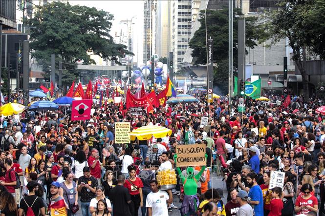 Tuần hành phản đối chính sách cải cách chế độ hưu trí tại Sao Paulo, Brazil, ngày 14/6. Ảnh: AFP/TTXVN