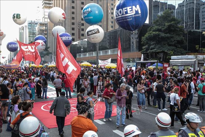 Tuần hành phản đối chính sách cải cách chế độ hưu trí tại Sao Paulo, Brazil, ngày 14/6. Ảnh: AFP/TTXVN