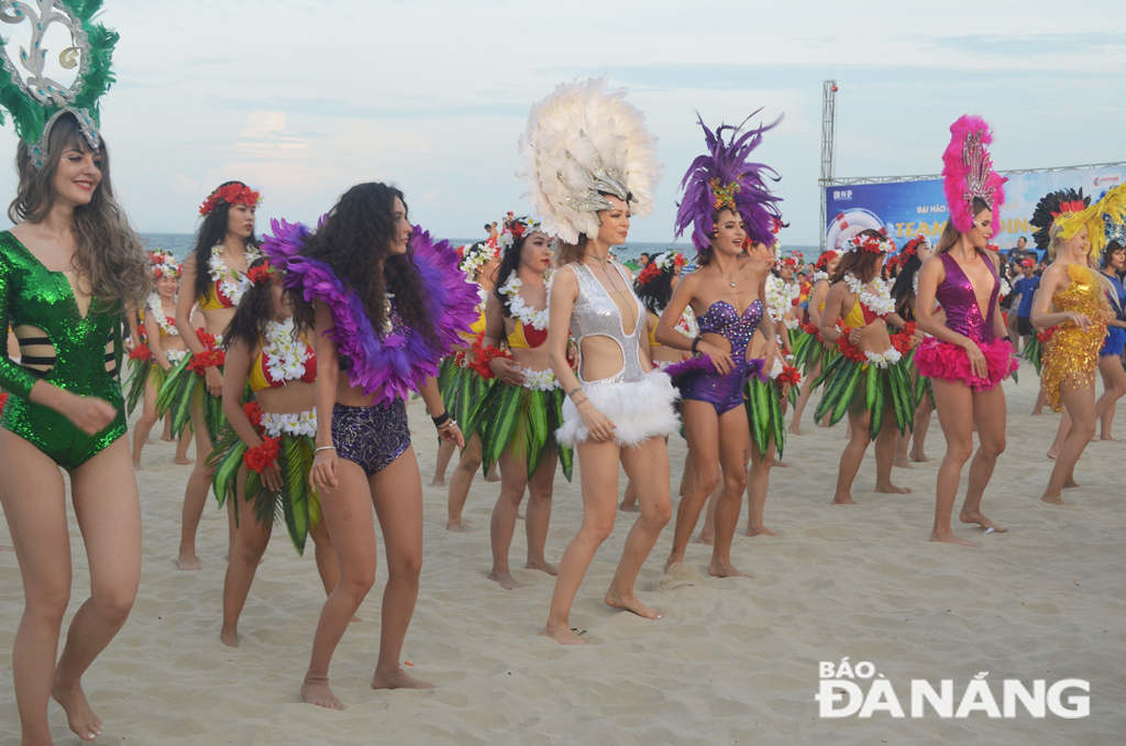 Năm nay, màn trình diễn Flashmob Bilini có sự tham gia của các vũ quốc nước ngoài, đã gây được ấn tượng mạnh đối với du khách.