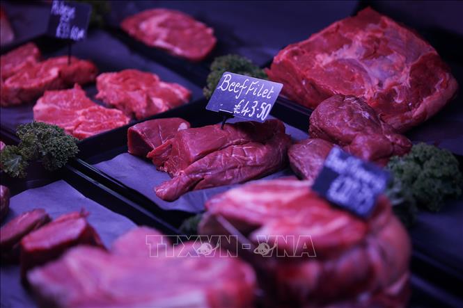 Thịt bò được bày bán tại khu chợ ở Đông Nam London, Anh. Ảnh: AFP/TTXVN