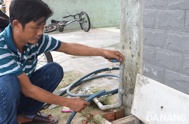 Người dân ở phường Nại Hiên Đông chịu cảnh bị cúp nước vào bàn ngày.  Ảnh: HOÀNG HIỆP