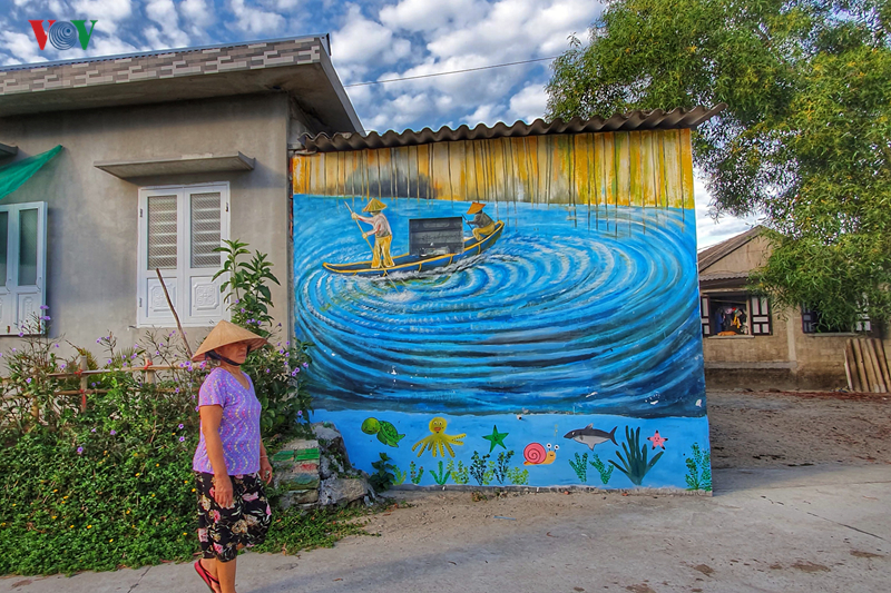Những bức tranh bích họa được lấy cảm hứng từ các làng bích họa ở Quảng Nam, Quảng Ngãi.