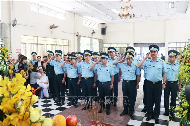 Đoàn đại biểu Đảng ủy Bộ Tư lệnh Quân chủng Phòng không - Không quân tại lễ viếng.