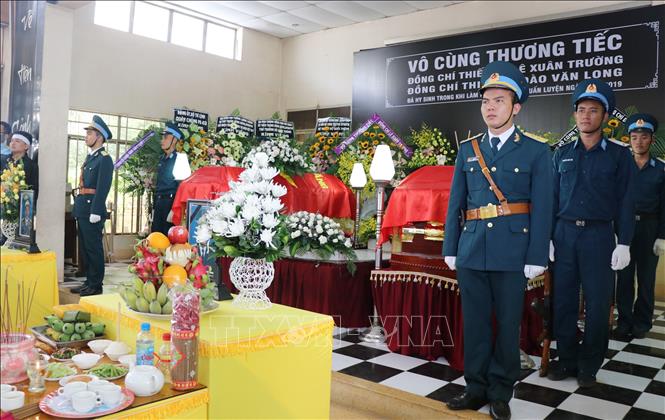 Linh cữu Thiếu tá Lê Xuân Trường (bên trái) và linh cữu Thiếu úy Đào Văn Long trong lễ truy điệu.