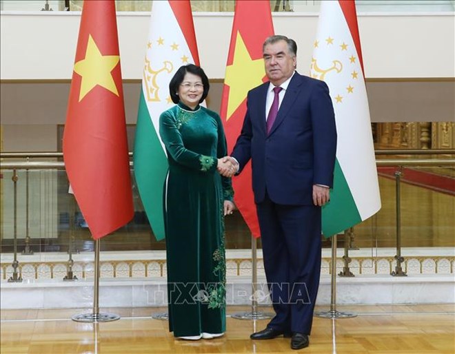 Vice President Dang Thi Ngoc Thinh (L) and President of Tajikistan Emomali Rahmon (Source: VNA)