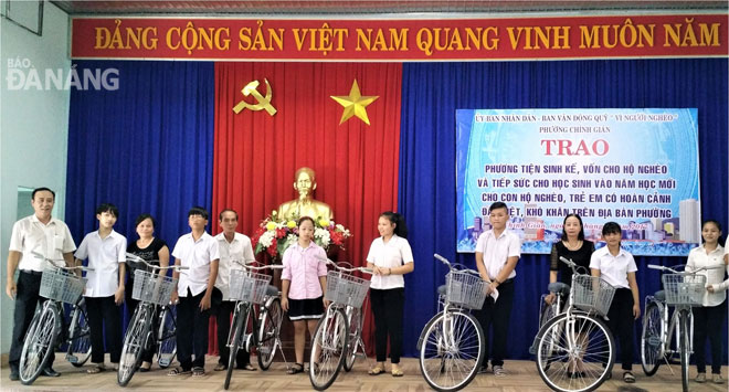 Ủy ban MTTQ Việt Nam phường Chính Gián tặng xe đạp đến trường cho con hộ nghèo.