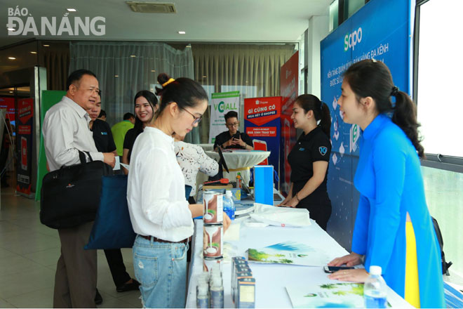Doanh nghiệp vừa và nhỏ nên chú trọng đầu tư xây dựng và quảng bá thương hiệu ngay từ ngày đầu.  Trong ảnh: Doanh nghiệp giới thiệu sản phẩm tại hội chợ “kết nối hàng Việt”.