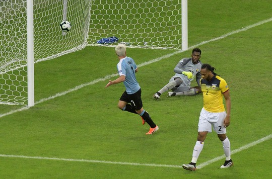Nicolas Lodeiro mở tỉ số từ phút 6 cho Uruguay