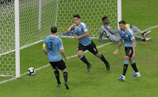 Luis Suarez săn bàn chớp nhoáng, Uruguay dẫn 3-0 ở hiệp 1