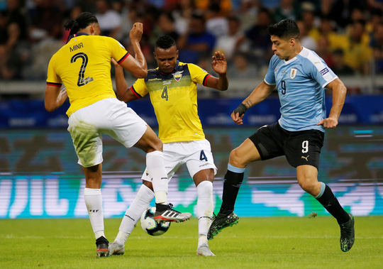 Arturo Mina (2) đá phản khiến Ecuador thất trận 0-4