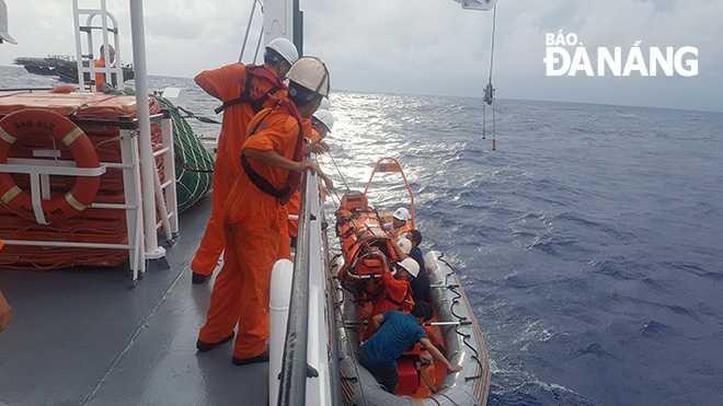 Tàu cứu nạn tiếp cận ngư dân bị tai biến mạch máu não ở biển Hoàng Sa