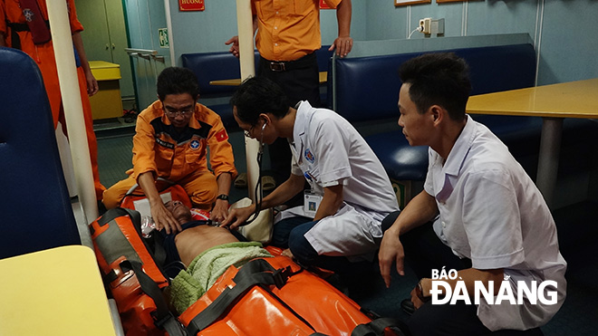 Bác sĩ sơ cứu cho bệnh nhân trước khi đưa về đất liền cấp cứu