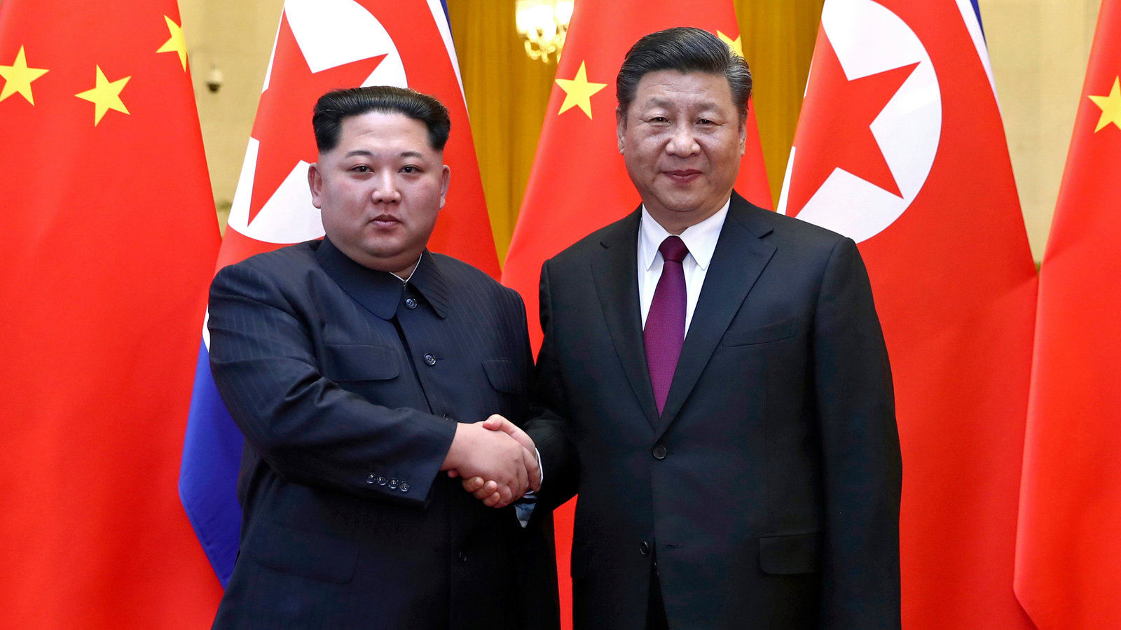 Chủ tịch Trung Quốc Tập Cận Bình (phải) sẽ lần đầu tiên thăm chính thức Triều Tiên và gặp Chủ tịch Triều Tiên Kim Jong-un. Ảnh: New York Times