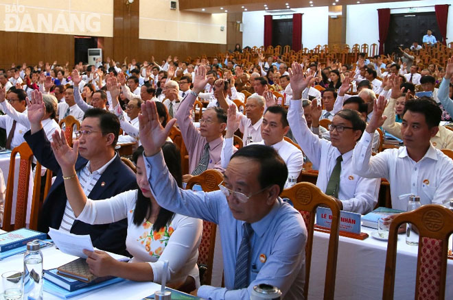 Các đại biểu biểu quyết tại Đại hội Mặt trận thành phố lần thứ XI, nhiệm kỳ 2019 - 2024.