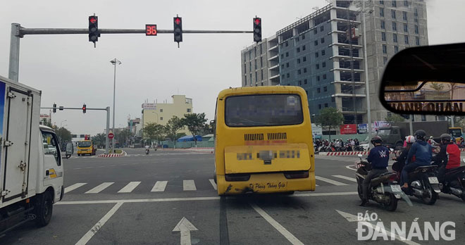 Hình ảnh một chiếc xe buýt vượt đèn đỏ tại ngã tư Nguyễn Hữu Thọ - Lê Đại Hành được người dân thông tin lên trang facebook “Cảnh sát giao thông CATP Đà Nẵng”, giúp lực lượng Cảnh sát giao thông có cơ sở xử lý nguội trường hợp vi phạm. 