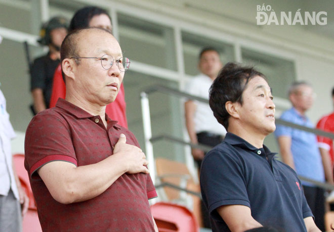 Thái Lan phủ nhận thông tin mời HLV Park Hang-seo (trái) sang dẫn dắt đội tuyển nước này. Ảnh: ANH VŨ