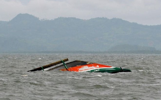 The sunken boat (Photo: indonesiaexpat.biz)