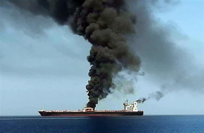 Hình ảnh khói bốc ngùn ngụt từ một trong hai tàu chở dầu được cho là bị tấn công trên Vịnh Oman ngày 13/6/2019. Ảnh: AFP/TTXVN