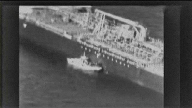 Hình ảnh được cho là tàu tuần tra của hải quân Iran di chuyển một quả ngư lôi chưa nổ và tiếp cận tàu chở dầu Kokuka Courageous do một công ty Nhật Bản vận hành, trên Vịnh Oman ngày 13-6-2019. Ảnh: AFP/TTXVN