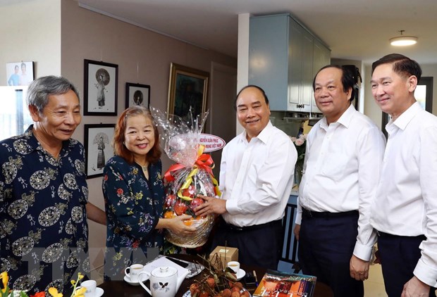 Thủ tướng Nguyễn Xuân Phúc đến thăm và tặng quà cho nhà báo Nguyễn Thị Hằng Nga, nguyên Chủ tịch Hội Nhà báo Thành phố Hồ Chí Minh. (Ảnh: Thống Nhất/TTXVN)