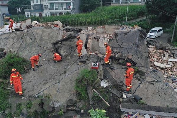 Lực lượng cứu hộ tìm kiếm các nạn nhân mắc kẹt trong trận động đất ở Nghi Tân, tỉnh Tứ Xuyên, Trung Quốc. (Nguồn: THX/TTXVN)