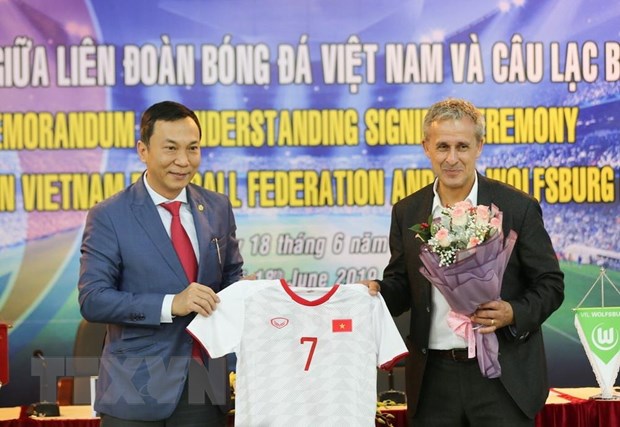 Ông Trần Quốc Tuấn; Phó Chủ tịch thường trực VFF tặng áo đấu của Đội tuyển Việt Nam cho ông Pierre Michael Littbarski, huyền thoại bóng đá Đức, Đại sứ CLB Wolfsburg. (Ảnh: Trọng Đạt/TTXVN)